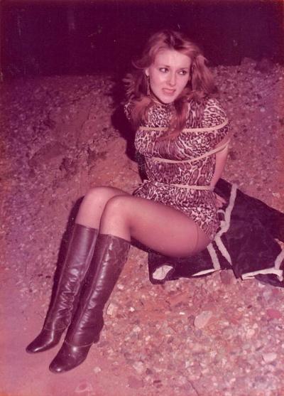 15P Chicas atadas de los años 70