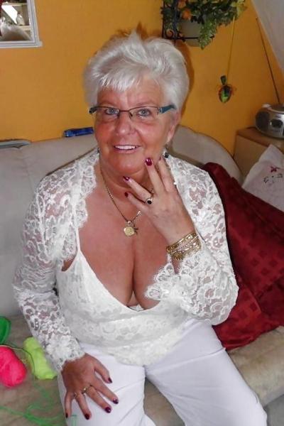 25P Deep Cleavage 01