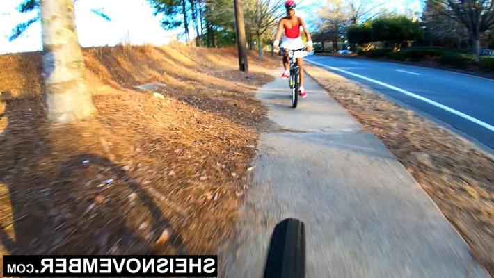 5P Mein kleiner Hintern, kleiner Arsch, zierlicher Arsch, Upskirt auf dem Fahrrad, 4K-Babe