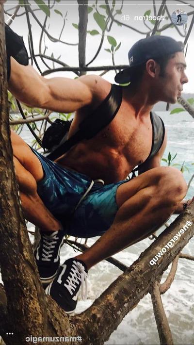25P Male celeb Zac Efron various shirtless and sexy photos
