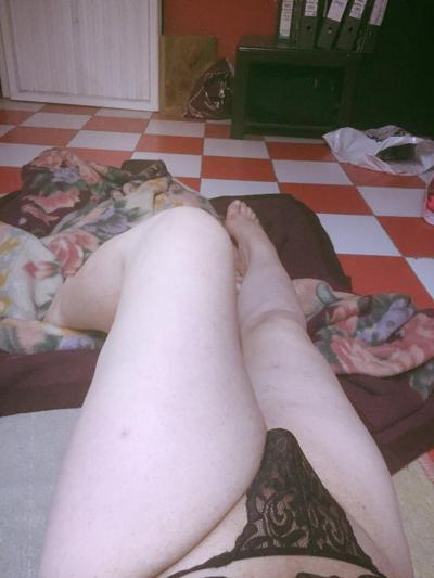 25P sissy salope rasha en robe noire montrée pour les grosses bites
