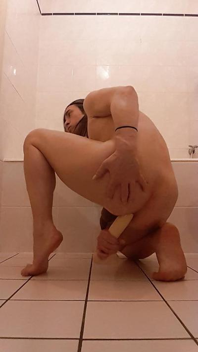25P Tygra dildos her cunt ass in bathroom.