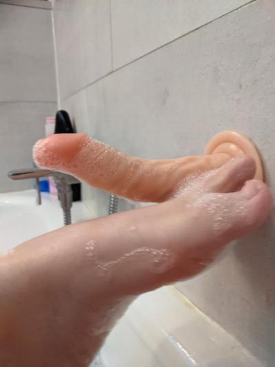 25P Footjob Pictures #1 prêt pour votre bite !