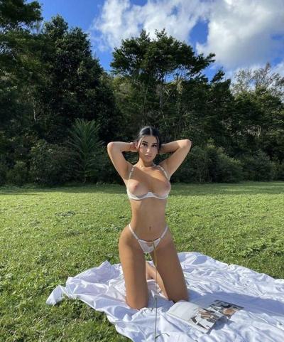 25P Mikaela Testa nackt