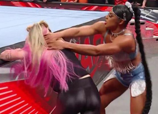 25P Alexa Bliss nackt