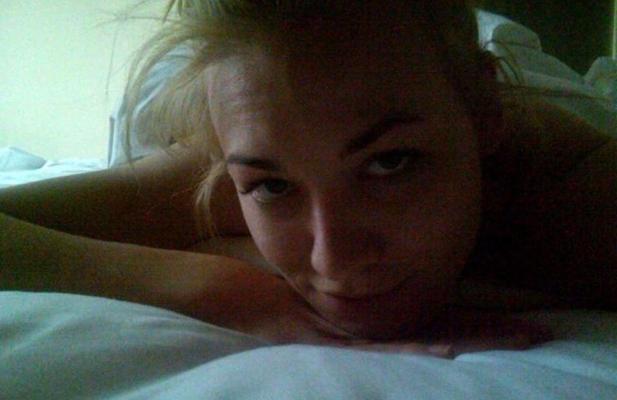25P Yvonne Strahovski nude