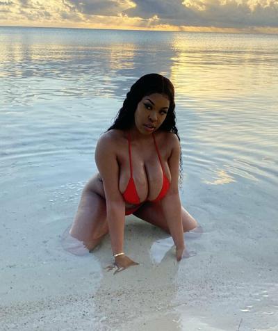 25P Aryana desnuda