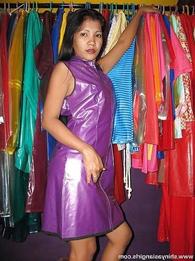 19P Asiatisches Mädchen in glänzendem PVC-ähnlichem PVC-Kleid und PVC-Höschen