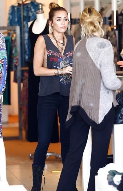 25P Miley Cyrus SideBoob and Upskirt
