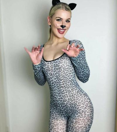 11P Emmelie De Forest nude