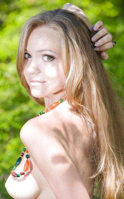 25P Très jolie jeune fille