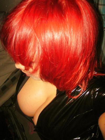 7P Redhead Cleavage Girl