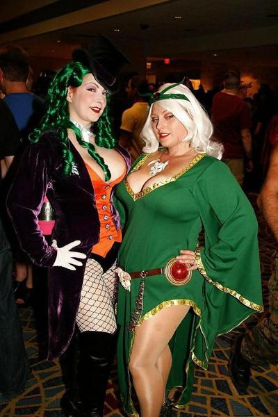 25P Kurvige Cosplay-Mädchen