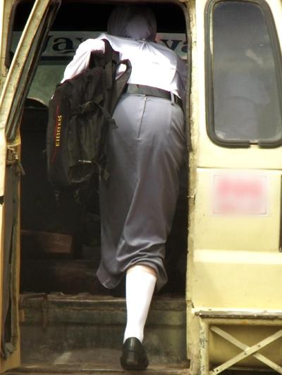 8P 公共トランスに乗るとヒジャブを着た女子高生のお尻がセクシーに見える