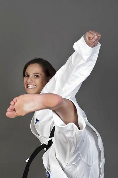 21P Fighting girl's feet