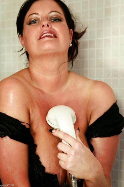 15P British MILF raven in the shower - 5