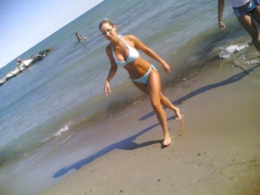 25P Touriste au cul rond parfait sur la plage (topless aussi)