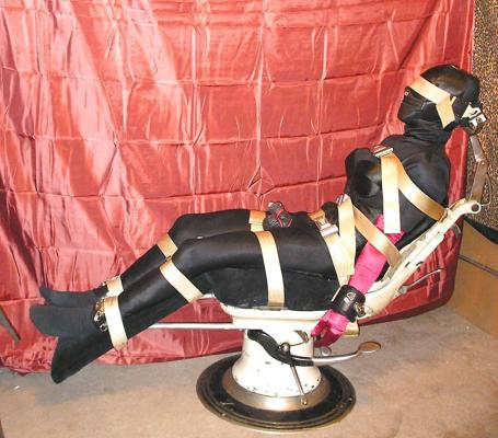 25P Servitude sur chaise en satin