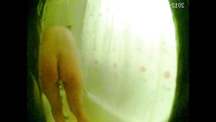 8P Femme se déshabille pour la douche 9042012