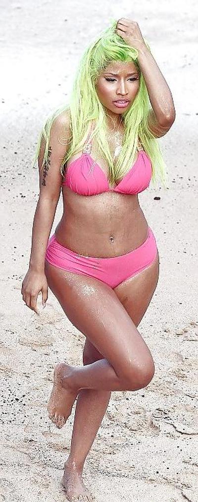 25P Nicki Minaj - Cul et pieds sexy