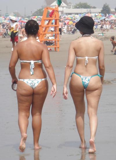 25P Curvy beauties in beach