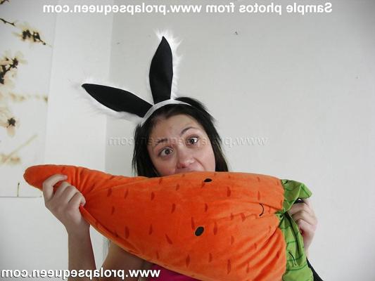 14P Crazy rabbit with big carrot and huge prolapse - fisting too