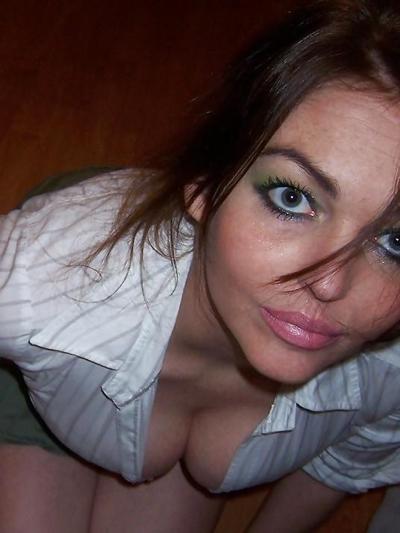 19P Sexy Cleavage Babe