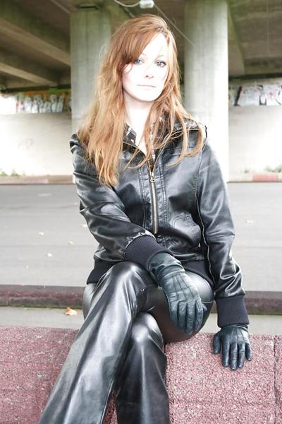 9P Mel in leather 