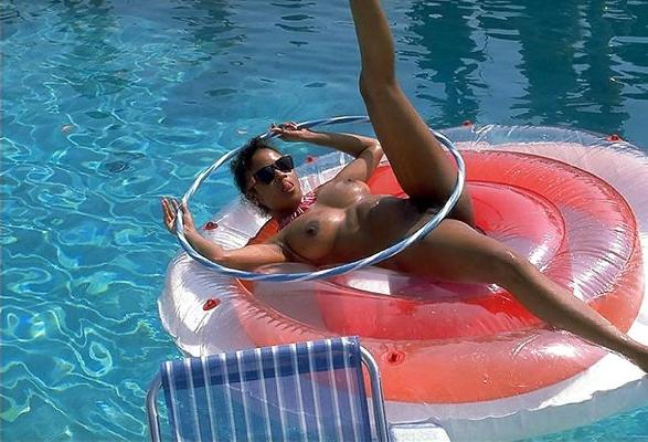 6P Jeannie légendaire dans la piscine 3
