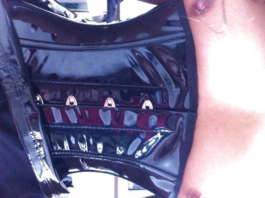 6P Topbiche in latex corset