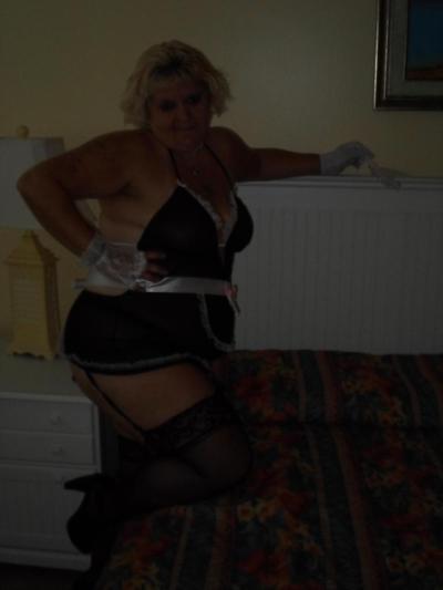 25P Naughty maid   cleaning  