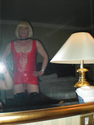 12P Kleines rotes Kleid und Stiefel