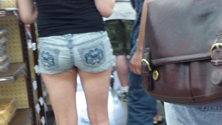 25P In der Schlange hinter Miss Sugars Arsch und Hintern in Shorts stehen
