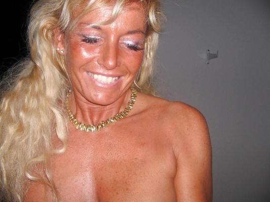 25P Horny mother has fun
