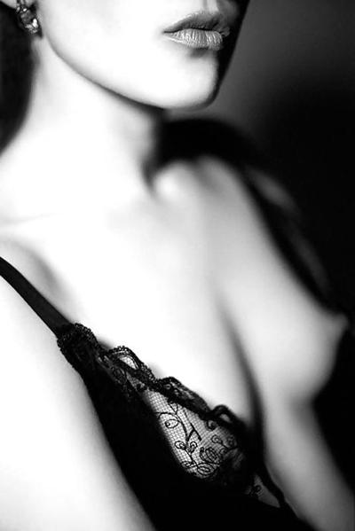 25P 小柄な女性のエロティックな美しさ 白黒2