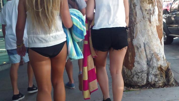 25P Fesses et cul en bikini à la plage, partie 3