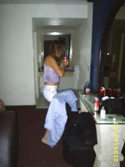14P EUNICE SARAHI REQUEJO BEBIENDO EN EL MOTEL