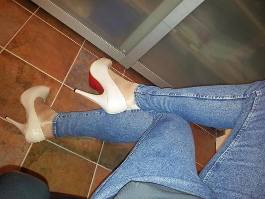 6P Skinny Jeans & Nude Heels