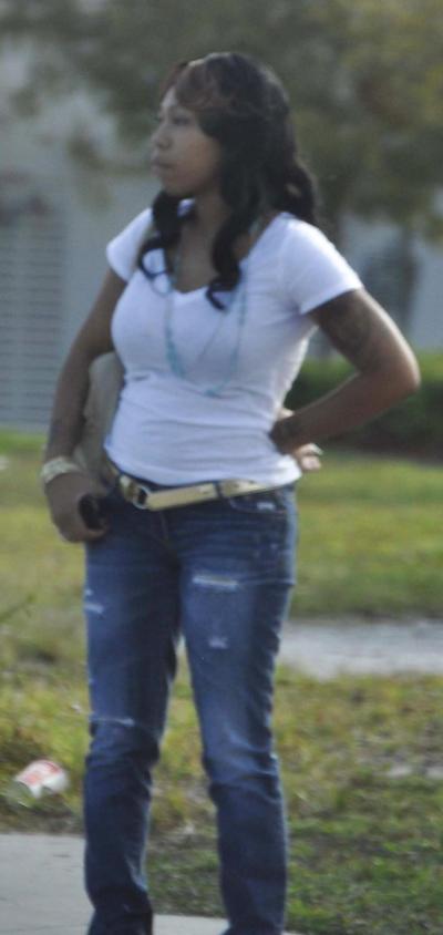 18P Girls in tight jeans - Public Creeper