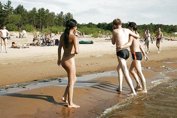 9P Naked teen exhib on a public beach