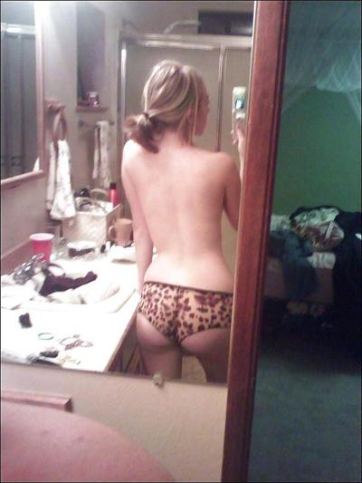 25P The girls and the mirror 09