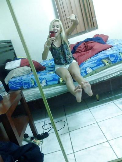 21P Sexy Teen's Feet