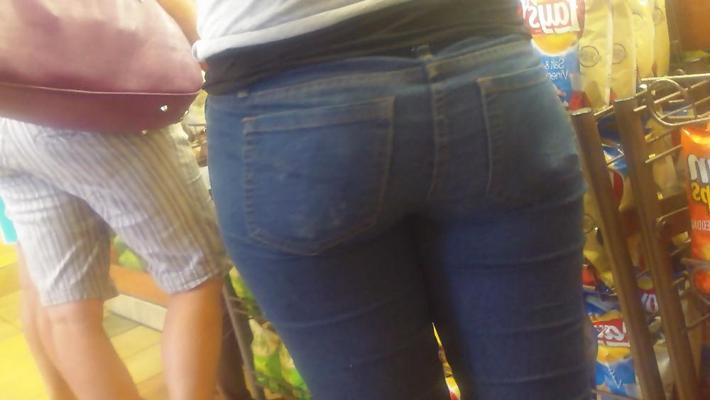 25P Debout derrière un beau cul et des fesses en jean bleu