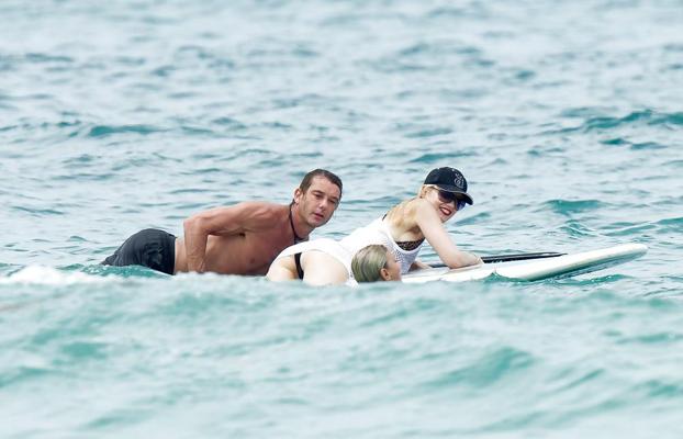 18P Gwen Stefani bikini butin