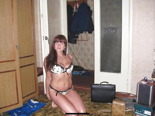 16P Naughty Milf Posing Nude