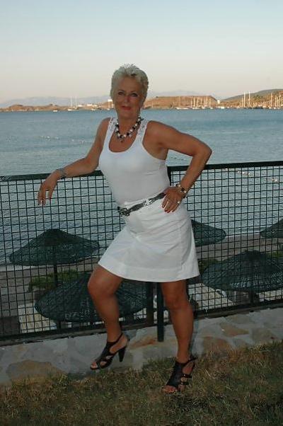 11P My mom with my 2 sisters. fuck them all!!!