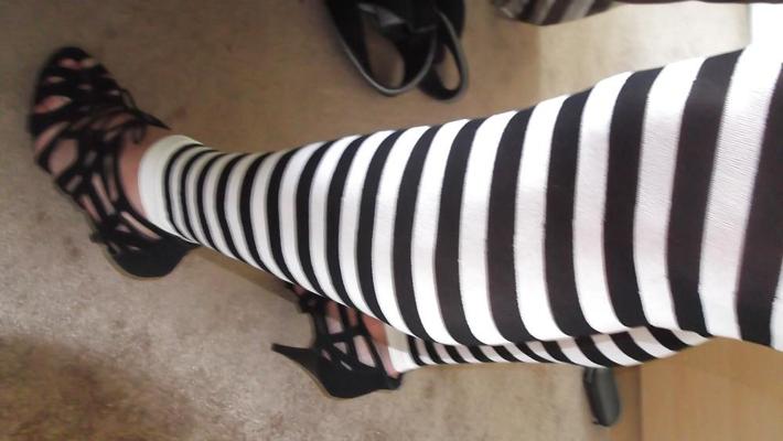 5P Stockings and bare feet for all you foot fetishists xx