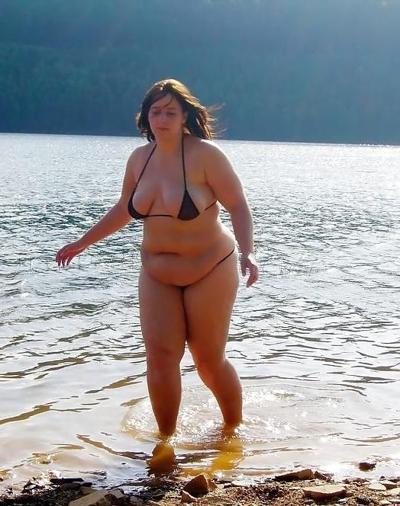 25P Kurvige Schönheiten am Strand 2