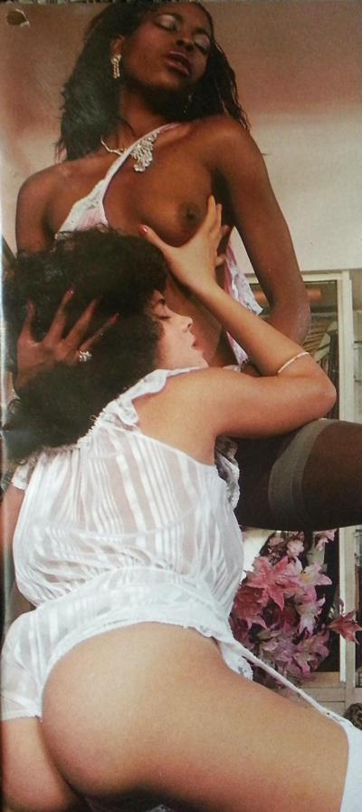 25P Vintage African slut in threesome