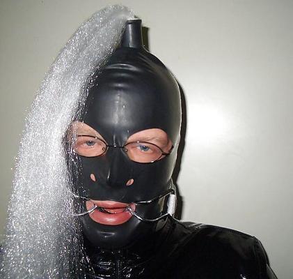 10P En tant qu'esclave en latex.....